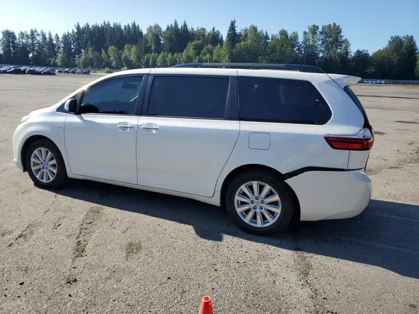 5TDDZ3DC0HS164600 2017 TOYOTA SIENNA - Image 2