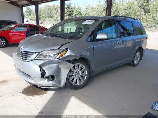 5TDDZ3DC0HS164712 2017 TOYOTA SIENNA - Image 2