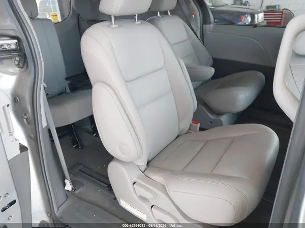 5TDDZ3DC0HS164712 2017 TOYOTA SIENNA - Image 8
