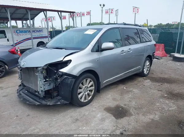 5TDDZ3DC0HS165780 2017 TOYOTA SIENNA - Image 2