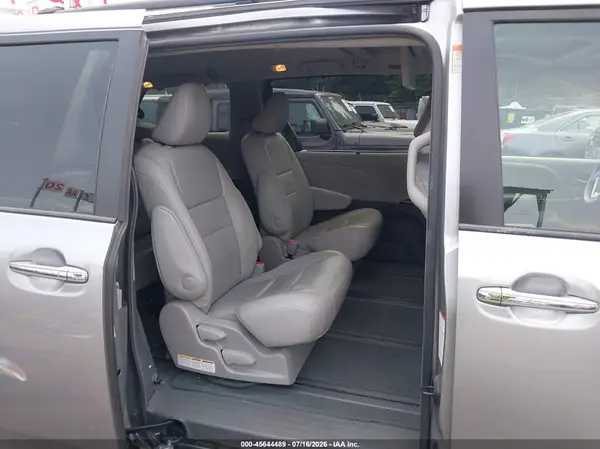 5TDDZ3DC0HS165780 2017 TOYOTA SIENNA - Image 8