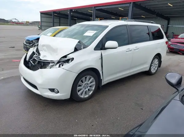 5TDDZ3DC0HS167643 2017 TOYOTA SIENNA - Image 2