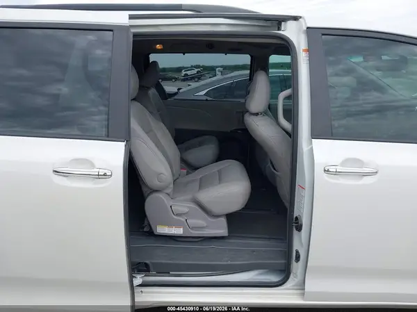 5TDDZ3DC0HS167643 2017 TOYOTA SIENNA - Image 8