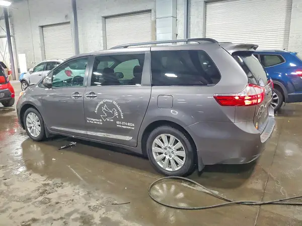 5TDDZ3DC0HS167691 2017 TOYOTA SIENNA - Image 2