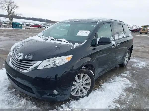 5TDDZ3DC0HS169134 2017 TOYOTA SIENNA - Image 2