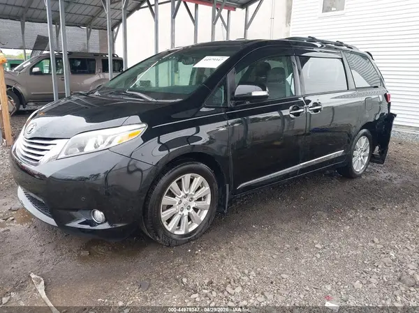 5TDDZ3DC0HS169876 2017 TOYOTA SIENNA - Image 2