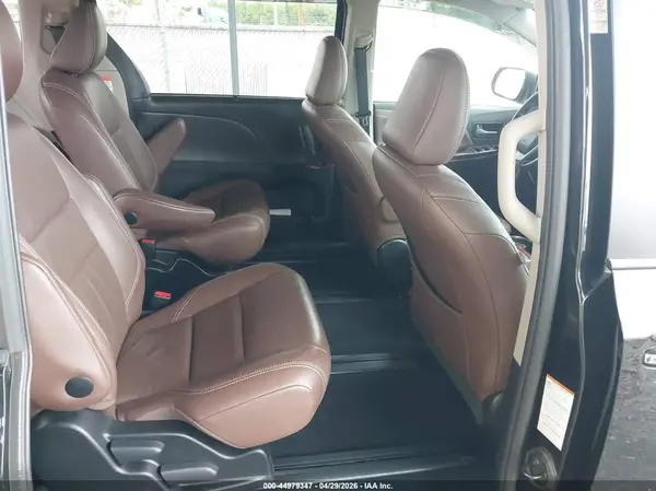 5TDDZ3DC0HS169876 2017 TOYOTA SIENNA - Image 8