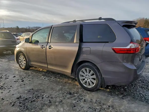 5TDDZ3DC0HS170817 2017 TOYOTA SIENNA - Image 2