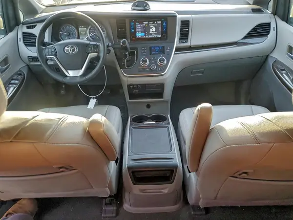 5TDDZ3DC0HS170817 2017 TOYOTA SIENNA - Image 8