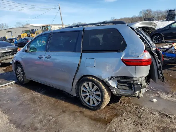 5TDDZ3DC0HS179355 2017 TOYOTA SIENNA - Image 2