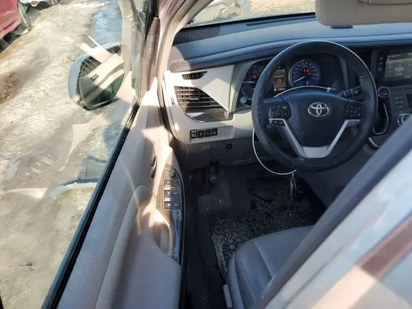 5TDDZ3DC0HS179355 2017 TOYOTA SIENNA - Image 8