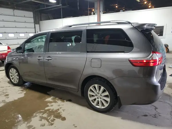 5TDDZ3DC0HS179694 2017 TOYOTA SIENNA - Image 2