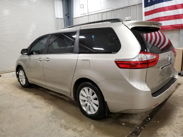 5TDDZ3DC0HS183454 2017 TOYOTA SIENNA - Image 2