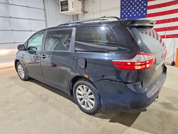 5TDDZ3DC0HS184328 2017 TOYOTA SIENNA - Image 2