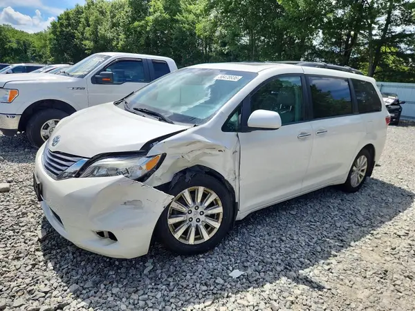 5TDDZ3DC0HS184670 2017 TOYOTA SIENNA - Image 1
