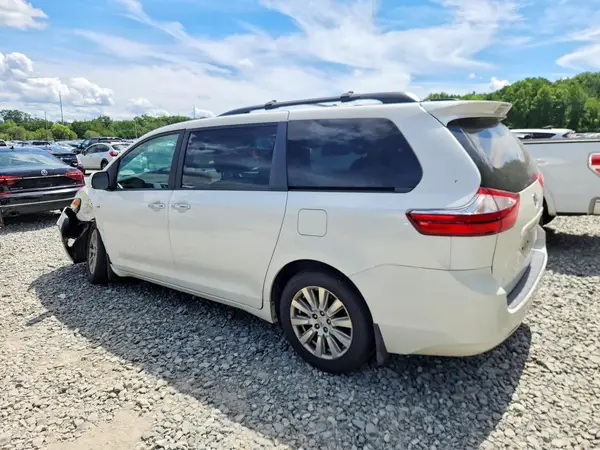 5TDDZ3DC0HS184670 2017 TOYOTA SIENNA - Image 2