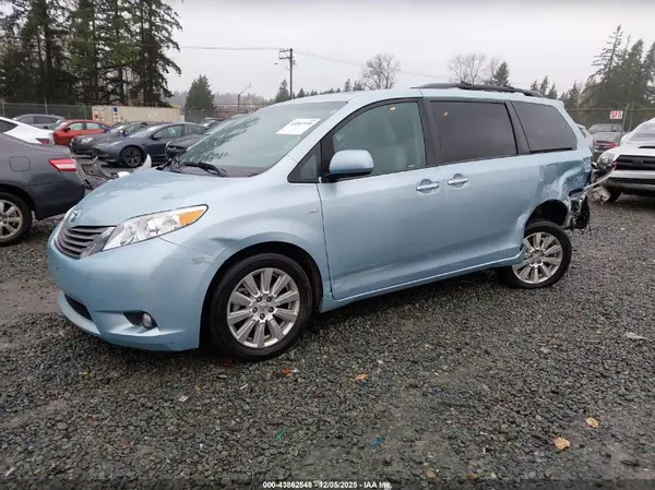 5TDDZ3DC0HS185429 2017 TOYOTA SIENNA - Image 2