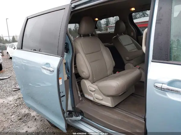 5TDDZ3DC0HS185429 2017 TOYOTA SIENNA - Image 8