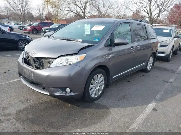 5TDDZ3DC0HS186287 2017 TOYOTA SIENNA - Image 2