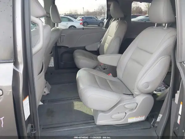 5TDDZ3DC0HS186287 2017 TOYOTA SIENNA - Image 8
