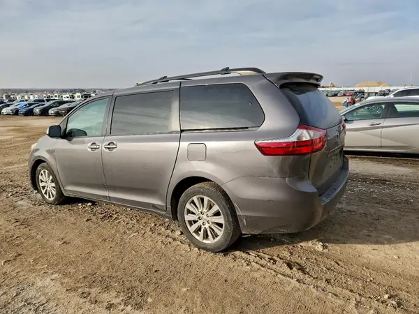 5TDDZ3DC0HS187066 2017 TOYOTA SIENNA - Image 2