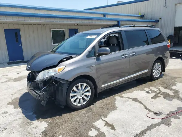 5TDDZ3DC0HS188413 2017 TOYOTA SIENNA - Image 1
