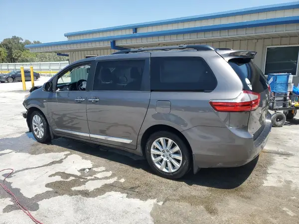 5TDDZ3DC0HS188413 2017 TOYOTA SIENNA - Image 2