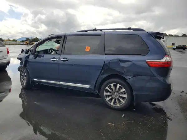 5TDDZ3DC0JS190040 2018 TOYOTA SIENNA - Image 2