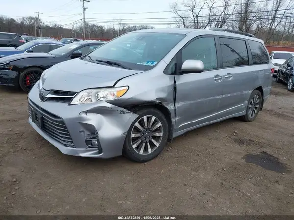 5TDDZ3DC0JS199546 2018 TOYOTA SIENNA - Image 2