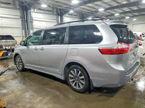 5TDDZ3DC0JS203837 2018 TOYOTA SIENNA - Image 2