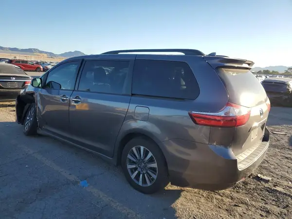 5TDDZ3DC0JS203949 2018 TOYOTA SIENNA - Image 2