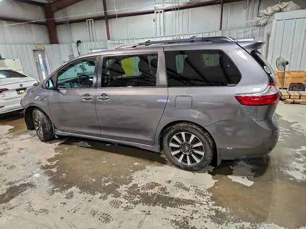 5TDDZ3DC0KS212085 2019 TOYOTA SIENNA - Image 2