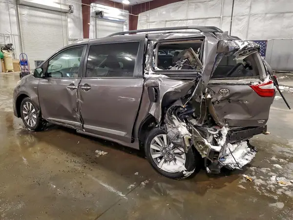 5TDDZ3DC0KS216220 2019 TOYOTA SIENNA - Image 2
