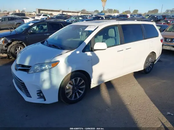 5TDDZ3DC0KS220459 2019 TOYOTA SIENNA - Image 2