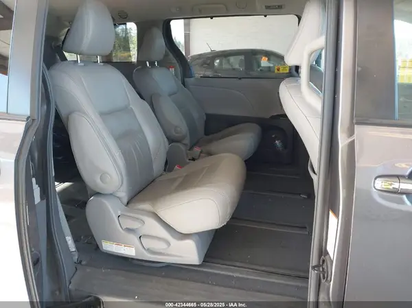 5TDDZ3DC0KS223202 2019 TOYOTA SIENNA - Image 8