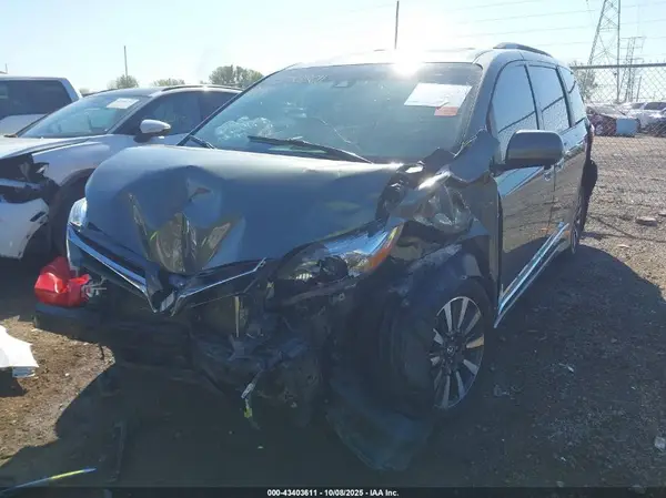 5TDDZ3DC0KS227041 2019 TOYOTA SIENNA - Image 2