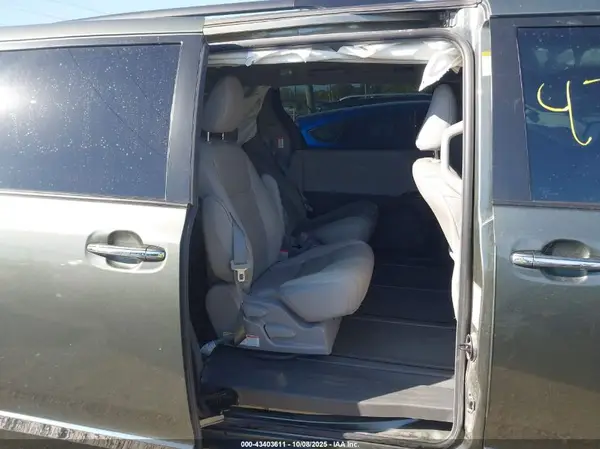 5TDDZ3DC0KS227041 2019 TOYOTA SIENNA - Image 8