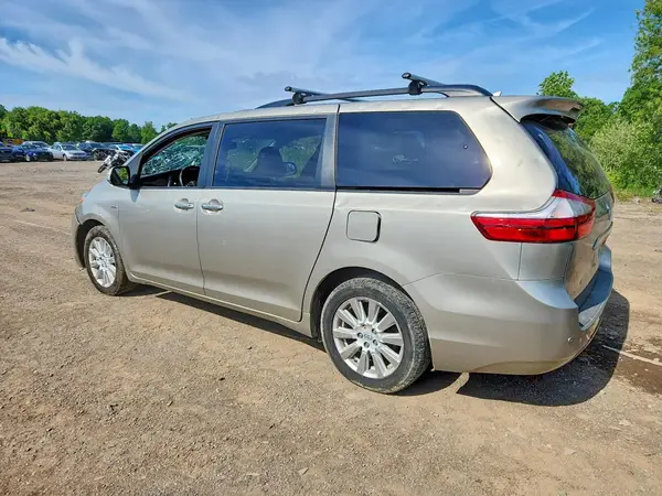 5TDDZ3DC1HS154108 2017 TOYOTA SIENNA - Image 2
