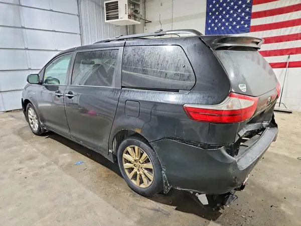 5TDDZ3DC1HS156392 2017 TOYOTA SIENNA - Image 2