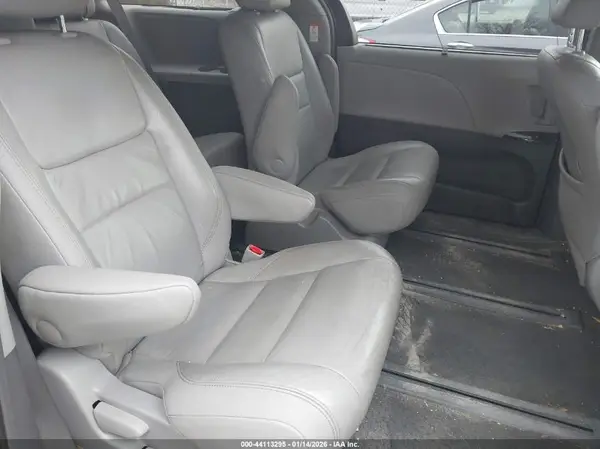 5TDDZ3DC1HS158613 2017 TOYOTA SIENNA - Image 8