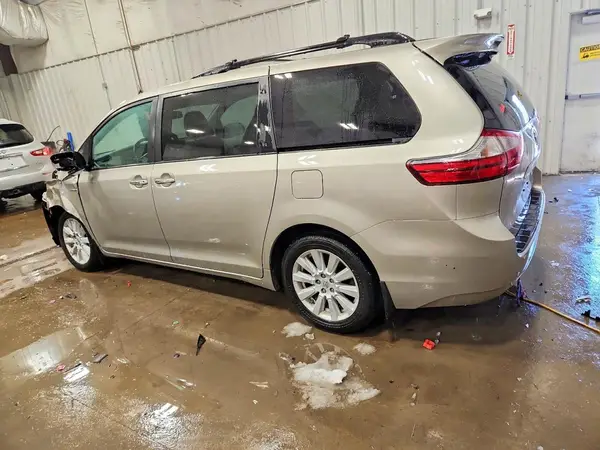 5TDDZ3DC1HS160068 2017 TOYOTA SIENNA - Image 2