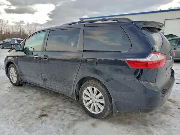 5TDDZ3DC1HS161818 2017 TOYOTA SIENNA - Image 2