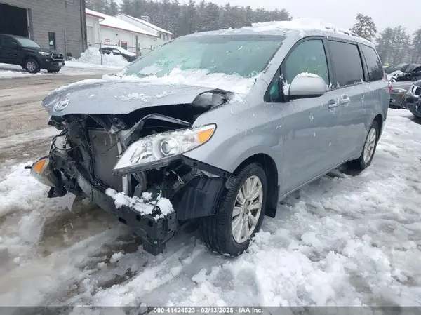 5TDDZ3DC1HS162080 2017 TOYOTA SIENNA - Image 2