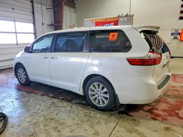 5TDDZ3DC1HS163438 2017 TOYOTA SIENNA - Image 2