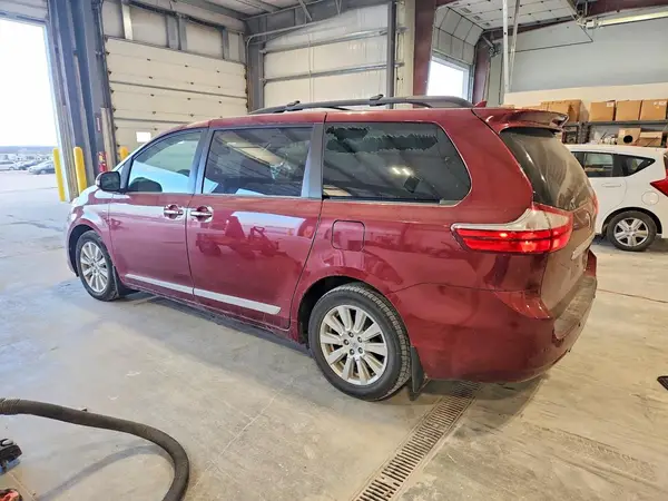 5TDDZ3DC1HS168929 2017 TOYOTA SIENNA - Image 2