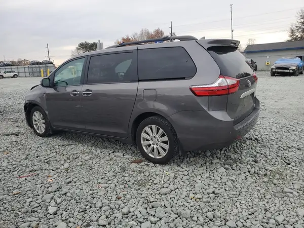 5TDDZ3DC1HS170583 2017 TOYOTA SIENNA - Image 2
