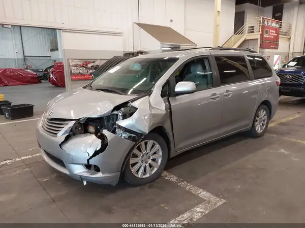 5TDDZ3DC1HS172169 2017 TOYOTA SIENNA - Image 2