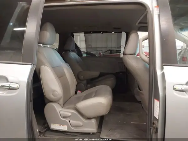 5TDDZ3DC1HS172169 2017 TOYOTA SIENNA - Image 8