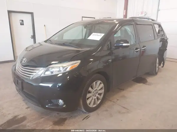 5TDDZ3DC1HS173452 2017 TOYOTA SIENNA - Image 2