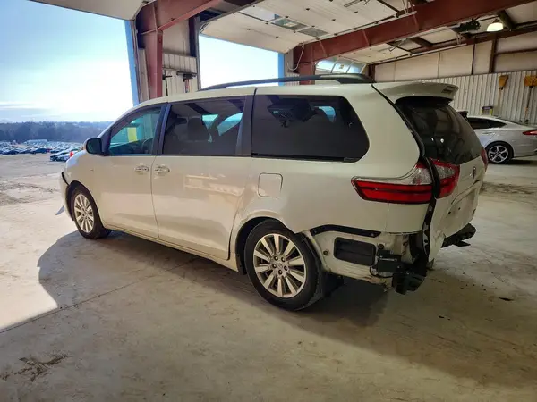 5TDDZ3DC1HS173953 2017 TOYOTA SIENNA - Image 2